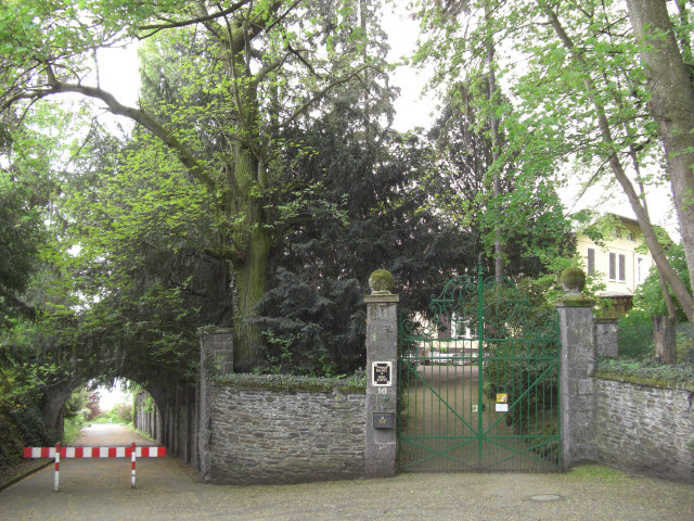 Zufahrt und Zugang zum Haus Friedrichstein (ex Villa Roentgen)
